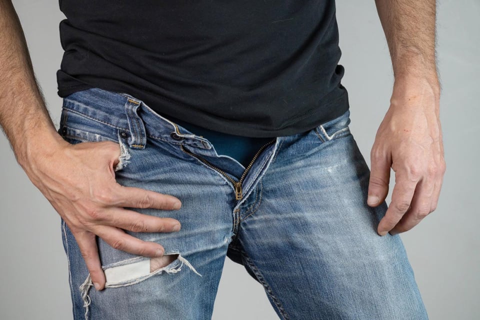 control deslizante, coser, hombre, jeans azules, pantalones