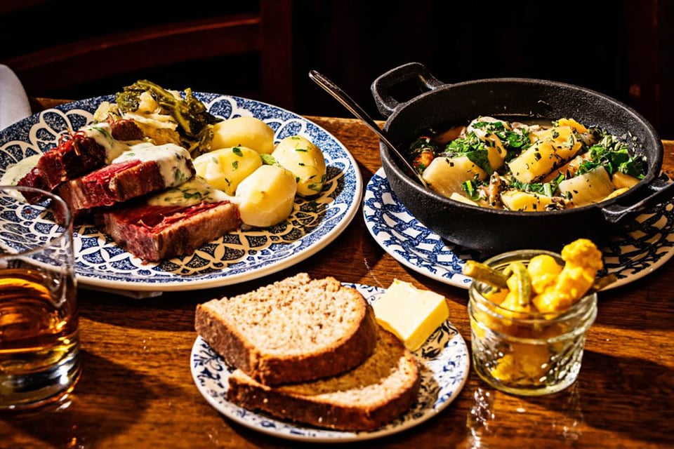 Platos clásicos, carne en conserva y repollo, estofado irlandés, pan de soda, comida
