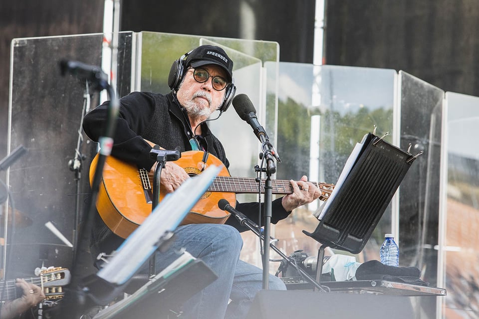 El cantante, guitarrista, cubano, Silvio Rodríguez, realiza