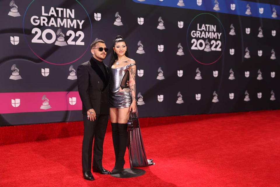 ¡LOS CACHAN! Captan a Christian Nodal y a Cazzu teniendo un ‘íntimo’ momento (VIDEO)