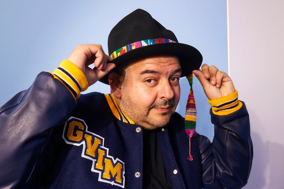 Camilo Lara y su gran homenaje a inmigrantes en «A Million Miles Away» con su música featured image