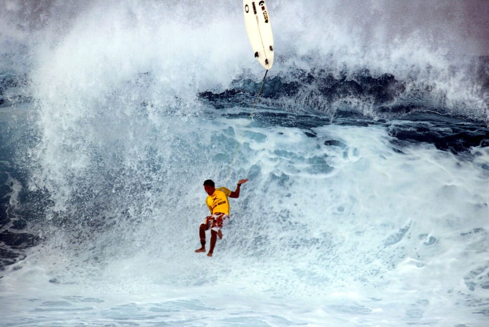 Muere el deportista Mikala Jones en accidente tras con su tabla de surf