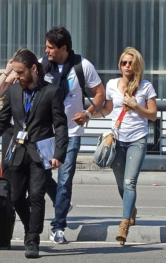 Hombre consolando a Shakira