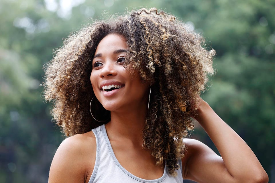 Joven, latina, mujer, afro, riendo