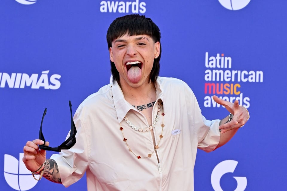 Artista, Escenario, Polémica, Show, Peso Pluma agrede a fan