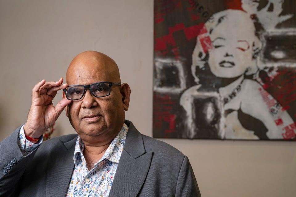 Muere el actor Satish Kaushik a los 66 años tras sufrir un ataque al corazón en su auto