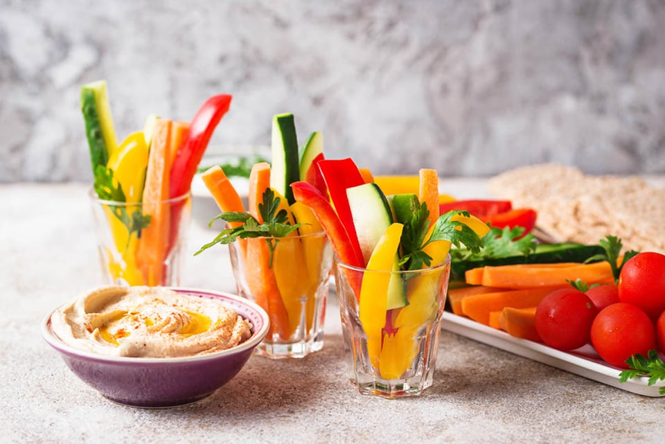 Snacks, palitos de verduras, hummus, bocadillos, comida saludable