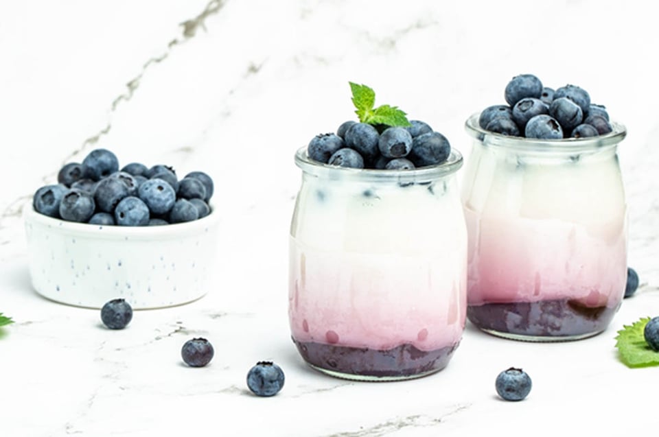 Greek yogurt and fruit parfait, blueberries