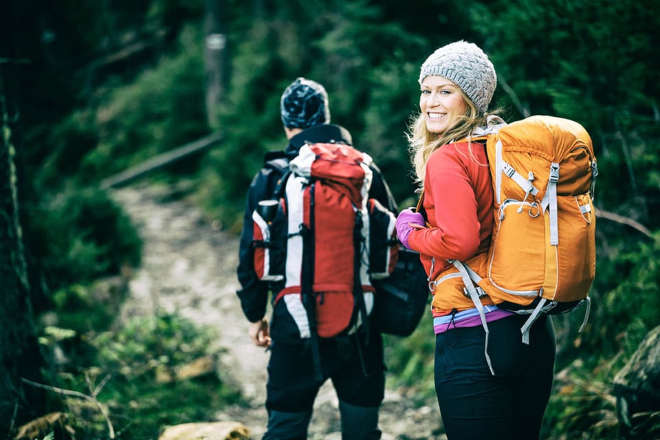 excursionistas en las montañas, pareja joven caminando con mochilas, bosque, mochileros, camino
