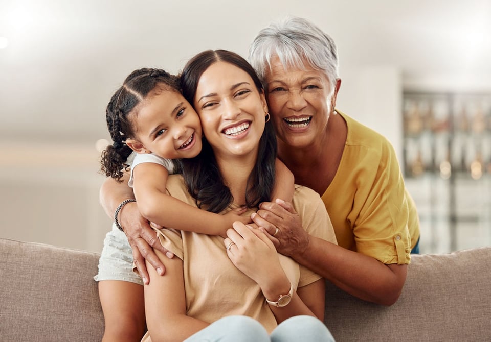 Familia feliz, abrazos, abuela, mamá, niño