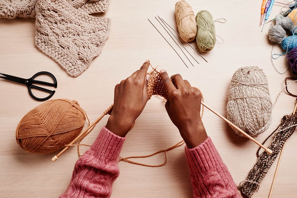 mujer, manos, tejido de punto, mesa de madera, consejos