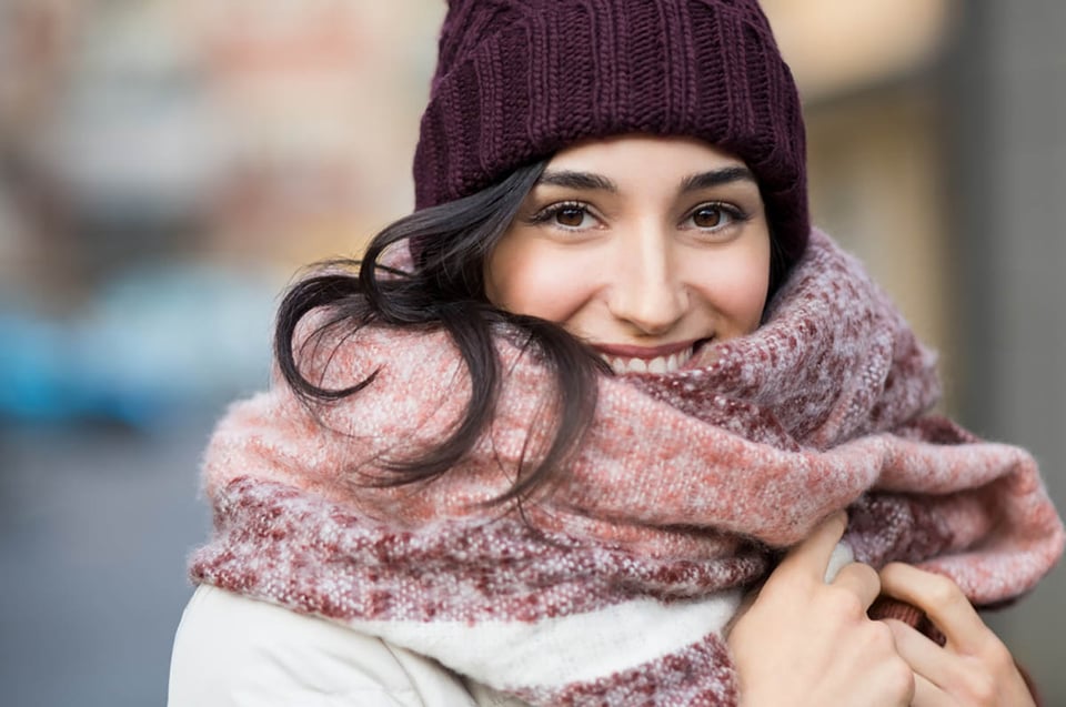 mujer feliz, bufanda, invierno, Cómo tejer