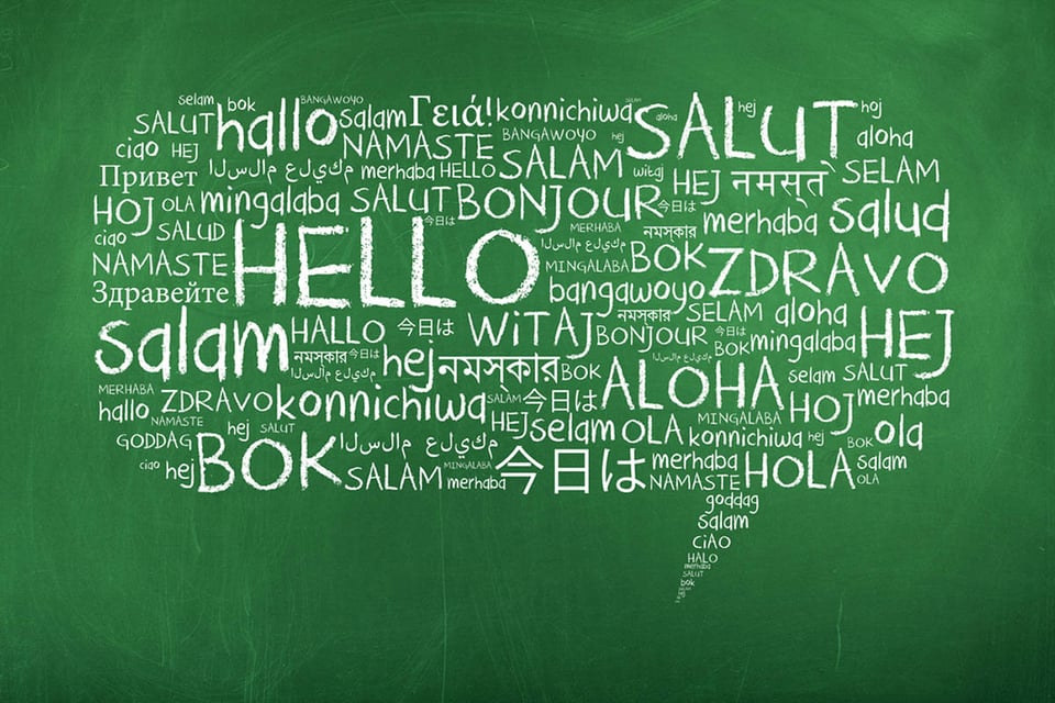 Hola nube de palabras con burbujas de discurso en pizarra, diferentes idiomas