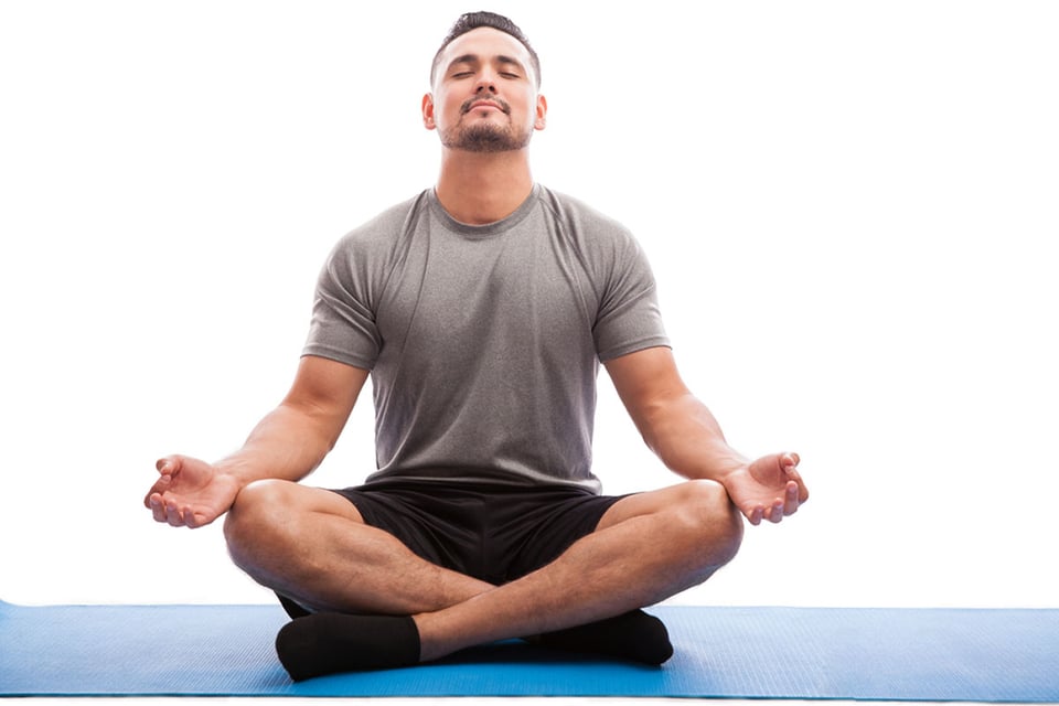 Hombre meditando, posando, ejercicio, salud, MundoNOW