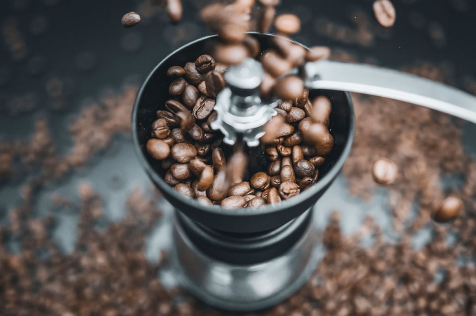 granos de café, moliendo granos de café, molinillo, bebidas, MundoNOW