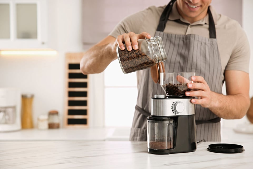 cómo hacer una taza de café, moliendo café, molinillo café, bebidas, MundoNOW