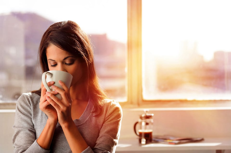Mujer tomando bebida en la mañana, amanecer, bebidas, recetas, MundoNOW