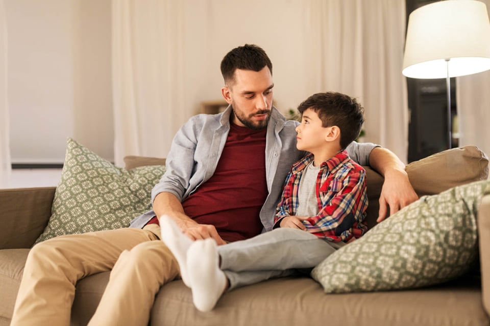 Padre e hijo hablando, beneficios de ser bilingüe, criar niños bilingües, hogar mixto, educación