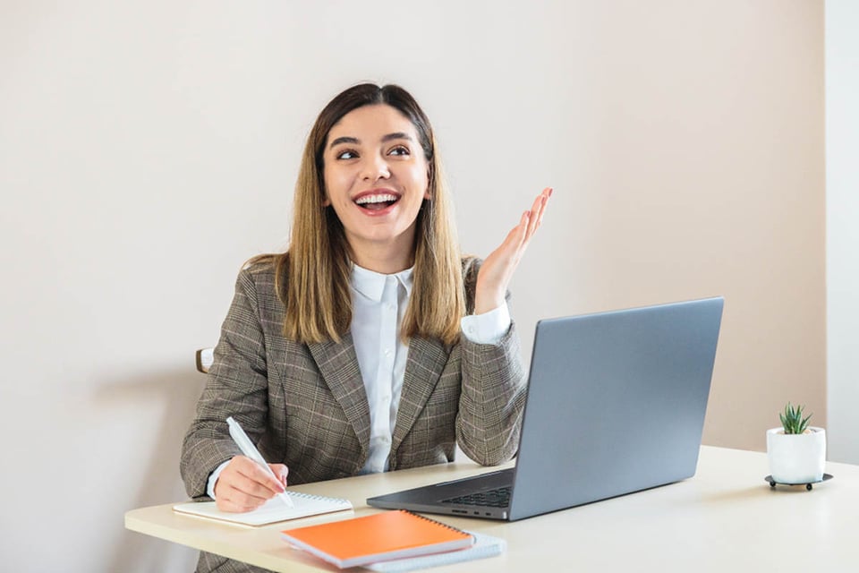 Mujer joven, computadora portátil, trabajando, remoto, trabajo