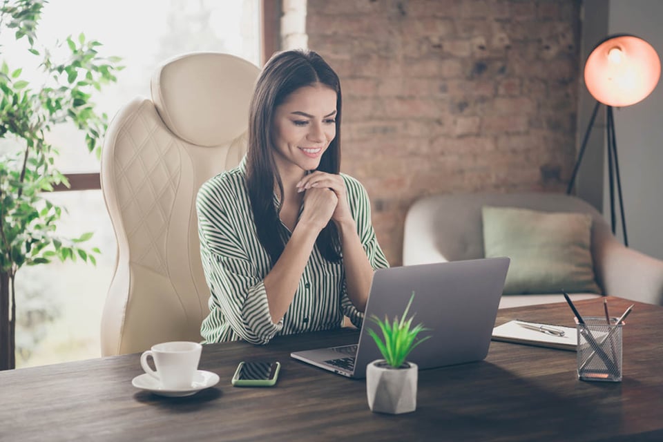 mujer atractiva, alegre, segura, en línea, internet