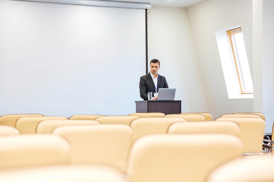 hombre de negocios, escribiendo un discurso, computadora portátil, sala de conferencias, MundoNOW