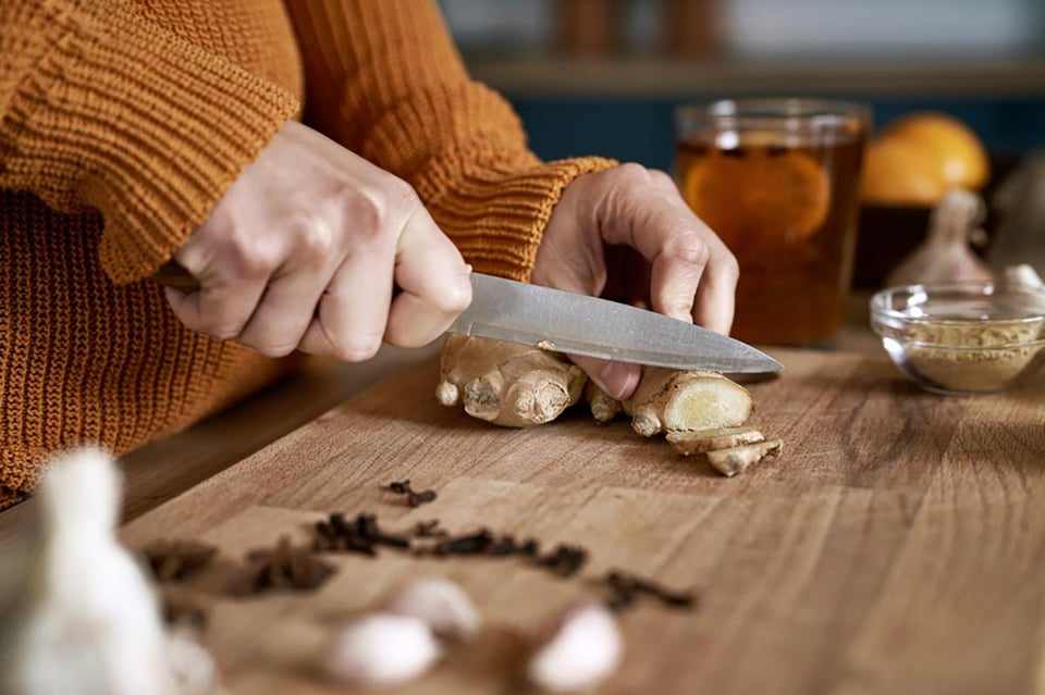 jengibre, cocina, mujer, cuchillo, cocinando