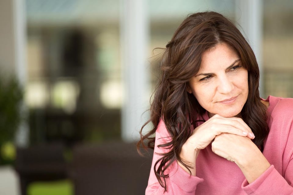 mujer madura, pensamiento, mediana edad, MundoNOW, análisis