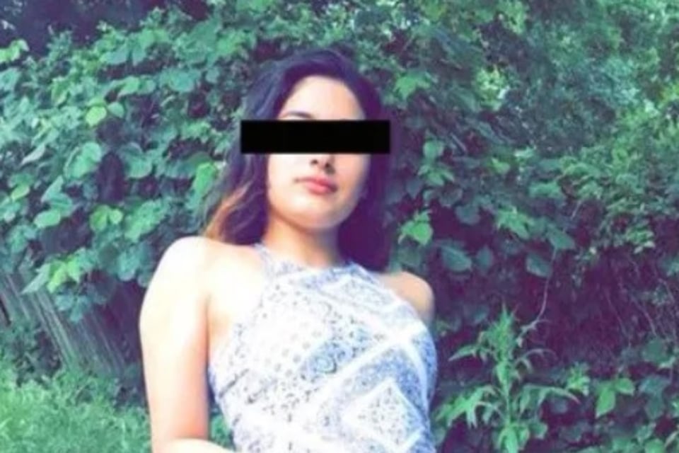 girl, posing, censored, plants, MundoNOW