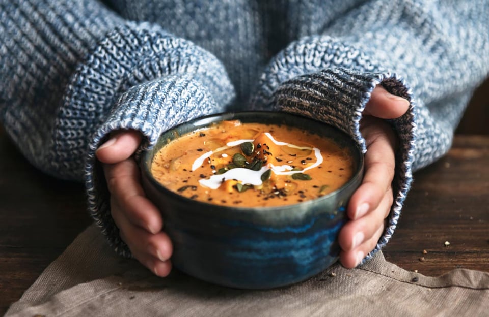 Mujer, manos, cuenco, sopa de calabaza, MundoNOW