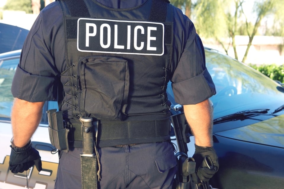 Policía, MundoNow, patrulla, oficial, barrio