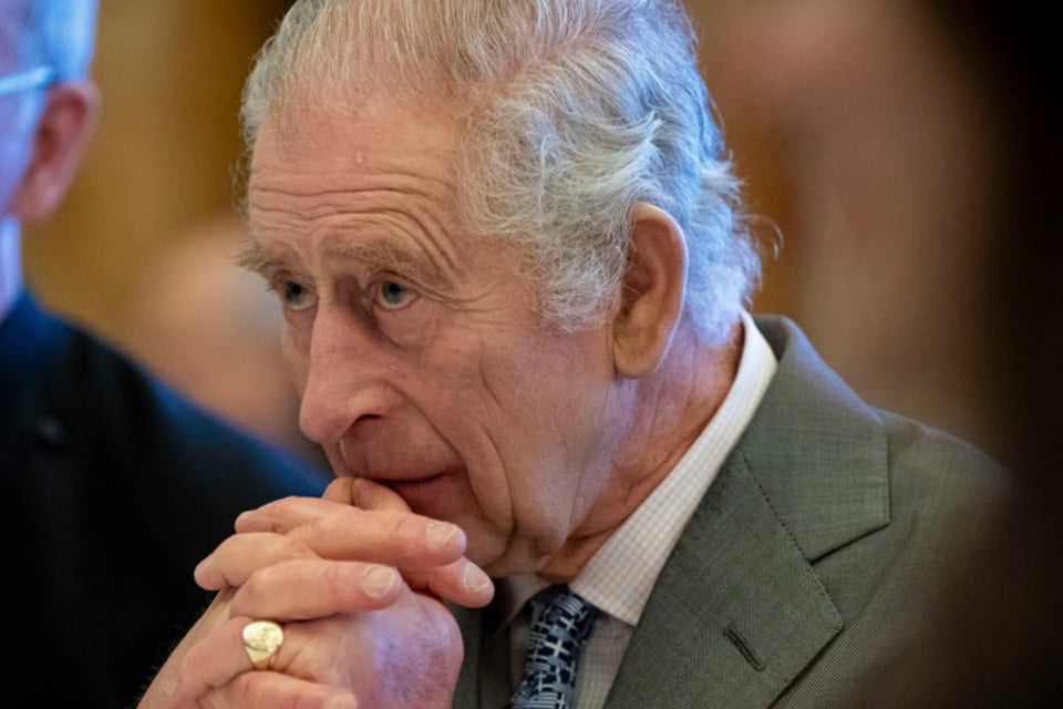 El rey Carlos III fue hospitalizado para operación de próstata programada