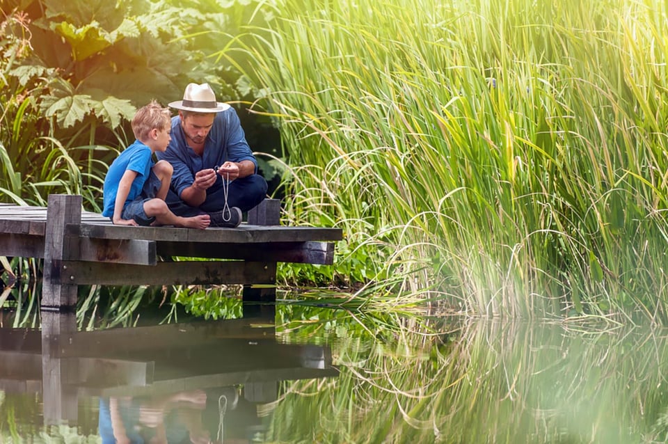 padre enseñando a su hijo, pescar, caña, río, naturaleza