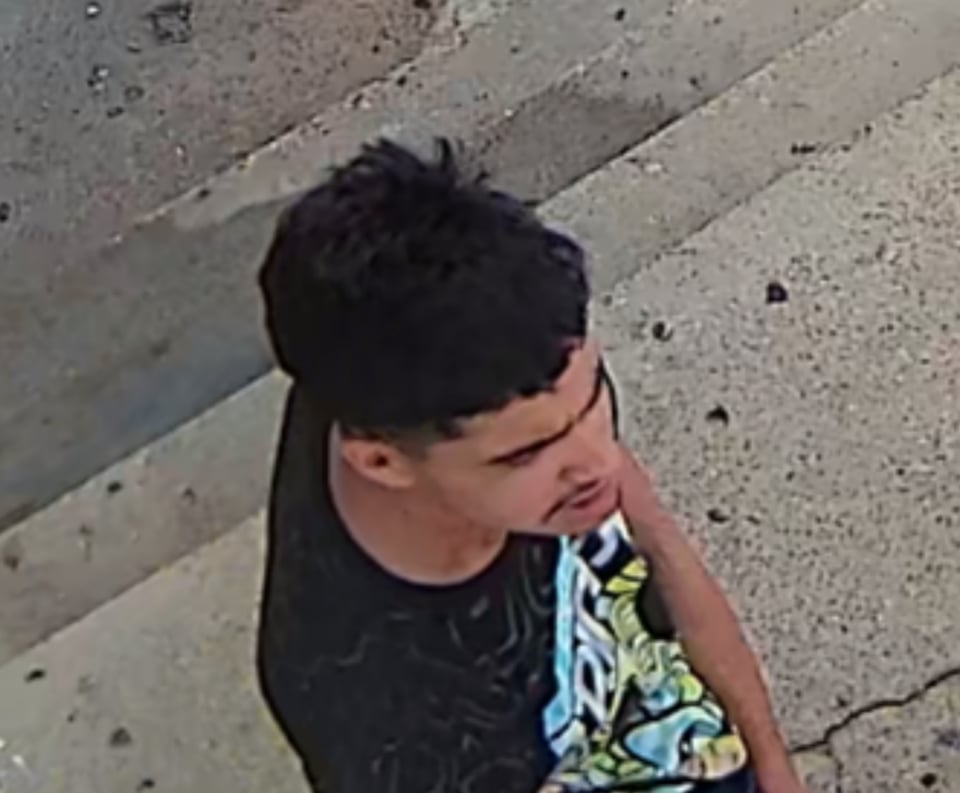 Autoridades buscan a un joven hispano relacionado a una muerte