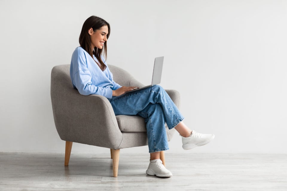 Mujer con computadora, Investigando, Precios, MundoNow, Ayuda