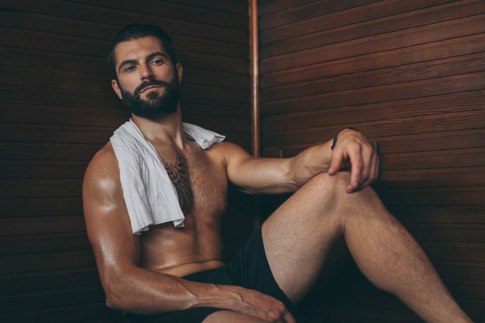 Hombre en sauna