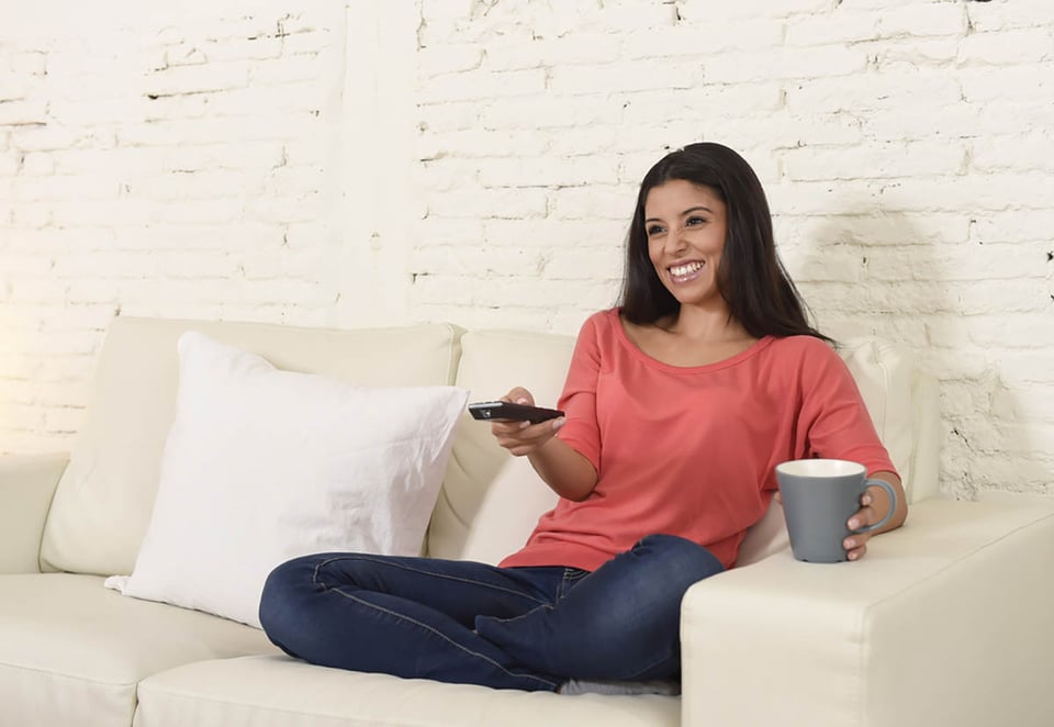 medios de comunicación, televisión, televisión en español, mujer en sala, entretenimiento