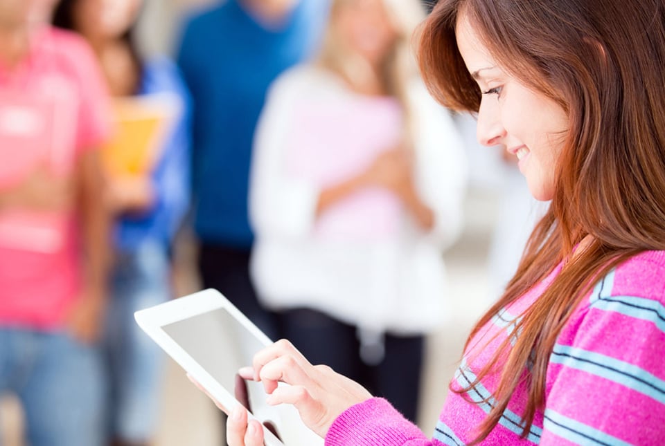 mujer usando una tablet, tablet, iPad, MundoNOW, Dinero