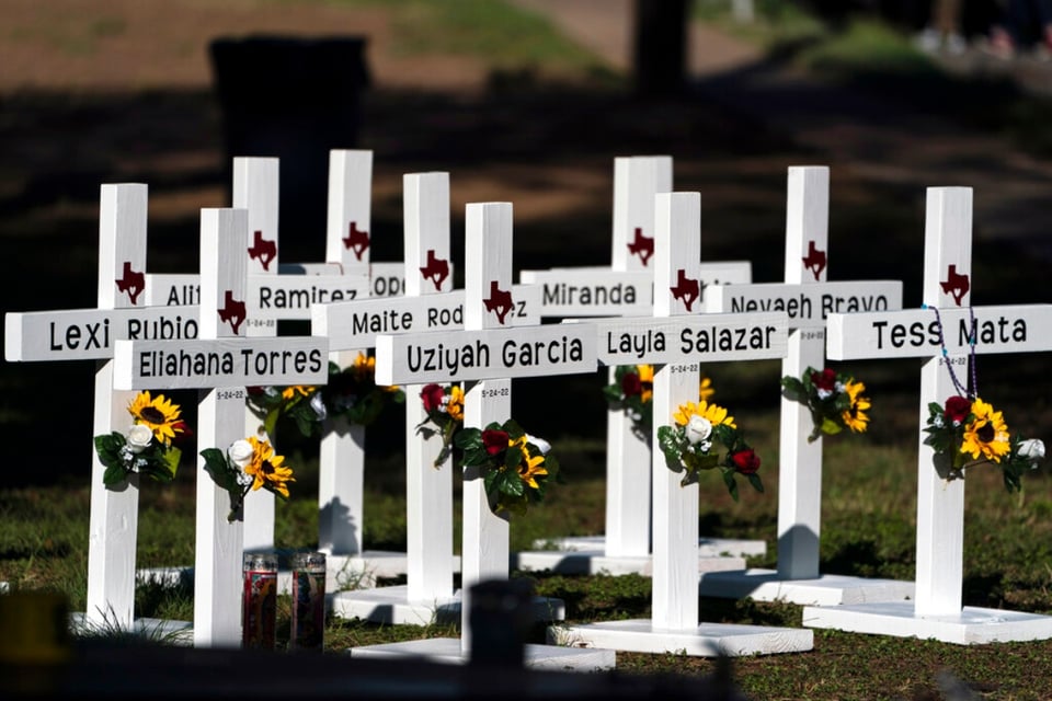 Empleado de funeraria asegura que los policías no lo dejaron salvar niños en Uvalde