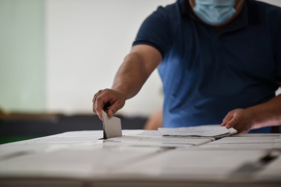 Ciudadanía y votación, papeleta, elección, hombre, votante
