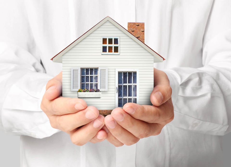 preparar su casa para el invierno, manos sosteniendo la casa, bienes raíces, vender una casa