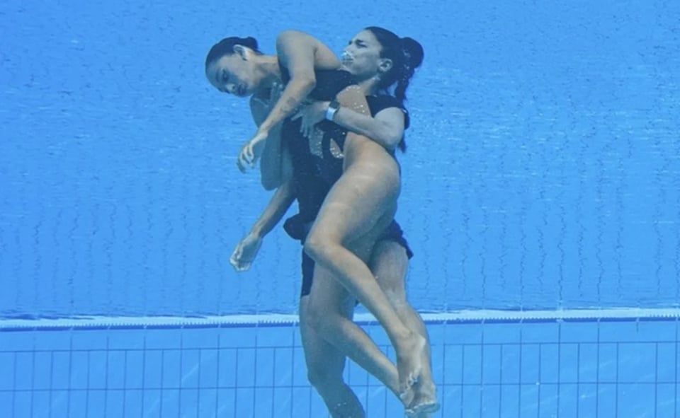 Anita Álvarez desmaya competencia: La nadadora fue rescatada por su entrenadora