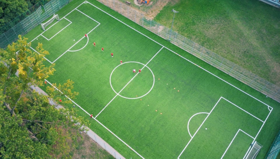 Se abre un enorme socavón en un campo de fútbol en el estado de Illinois