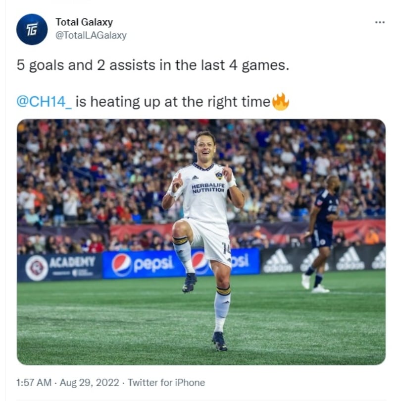 Chicharito Hernández hace todo un drama en pleno partido