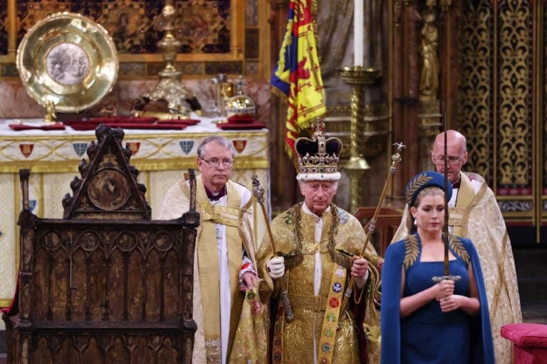 ¡No lo quieren! Inicia la coronación del rey Carlos III y lo humillan en público