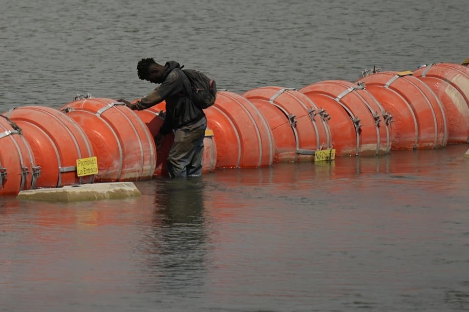 Greg Abbott, border buoys, Texas, immigration, MundoNOW