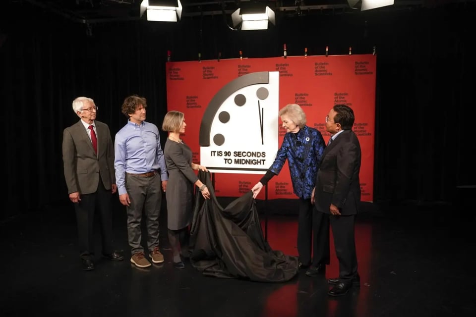 Apocalypse clock 90 seconds, end of the world, alert, Doomsday, MundoNOW