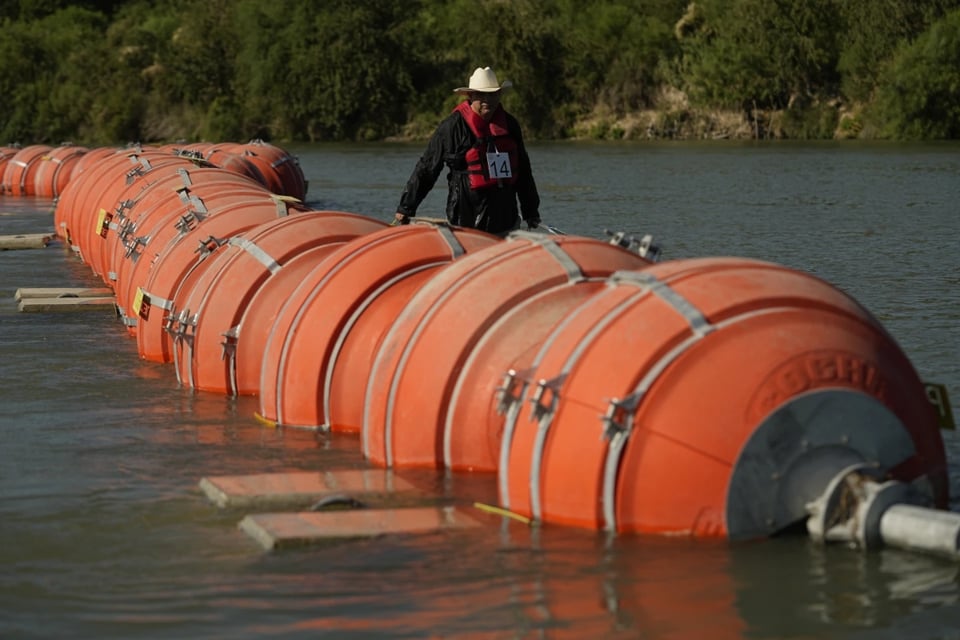 border buoys, greg abbott, texas, MundoNOW