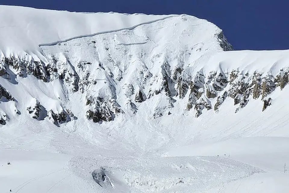 Un muerto y dos enterrados vivos tras avalancha en Colorado