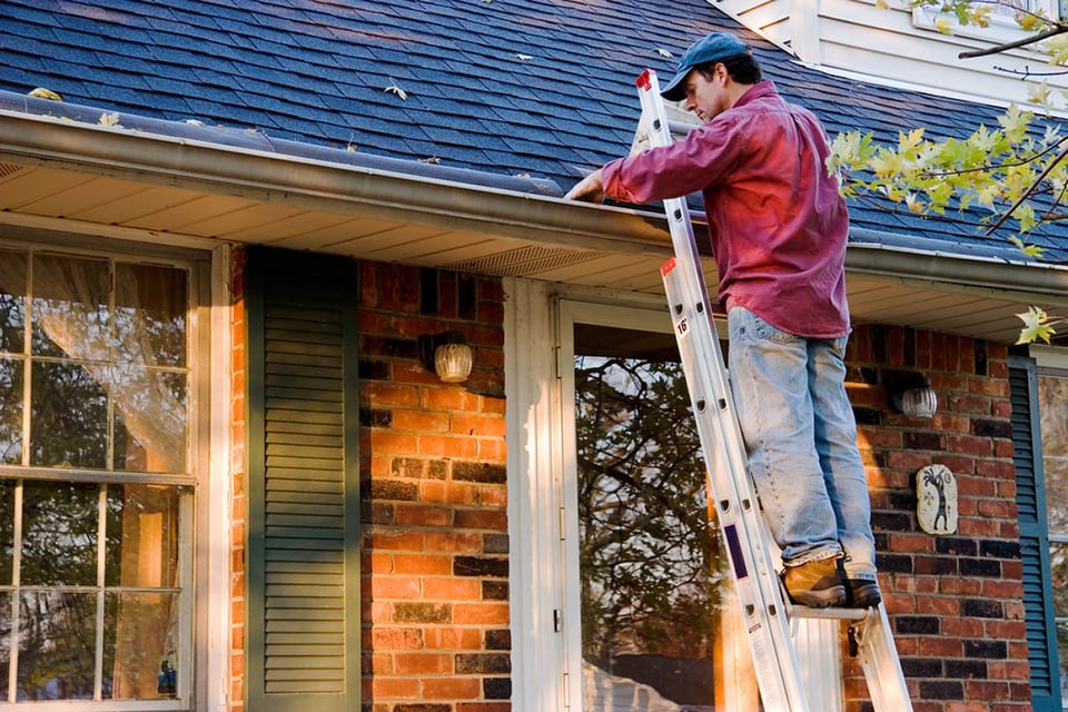 consejos de mantenimiento del hogar, otoño, reparaciones, reparaciones del hogar, hombre limpiando canaletas, handyman