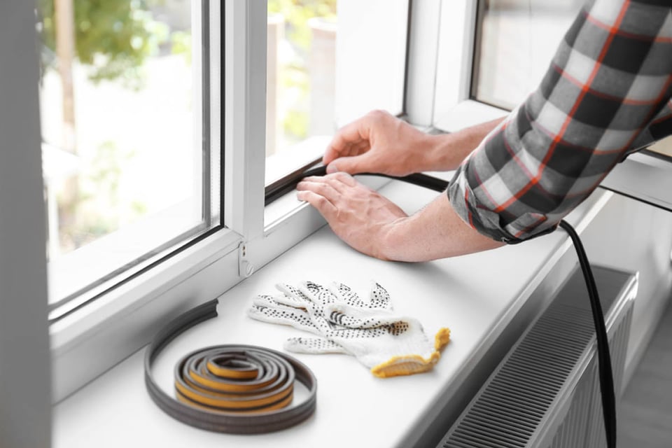 hombre, sellado de ventanas, sello de espuma, reparaciones, MundoNOW